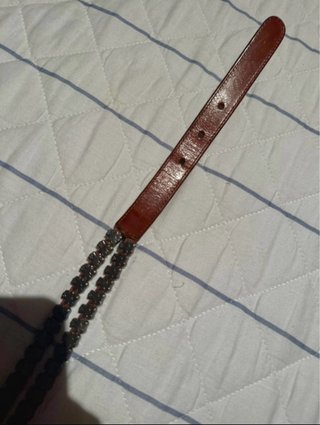 Cinturón de mujer marrón y plateado