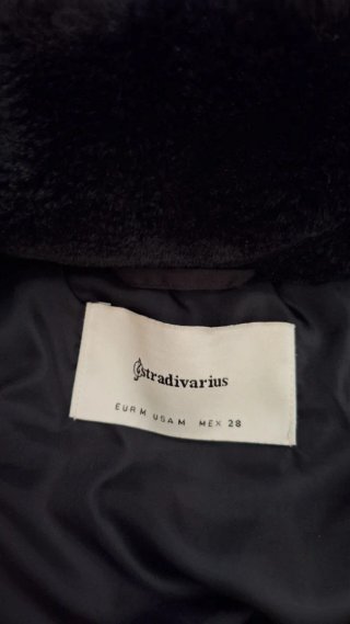 Abrigo corto negro Stradivarius