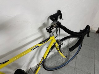 Bicicleta de carretera LOOK amarilla
