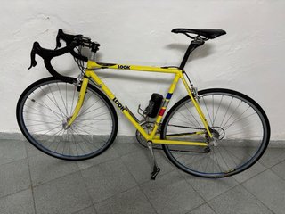 Bicicleta de carretera LOOK amarilla