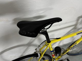 Bicicleta de carretera LOOK amarilla