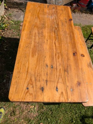 Tavolo e panche da birreria in legno e metallo