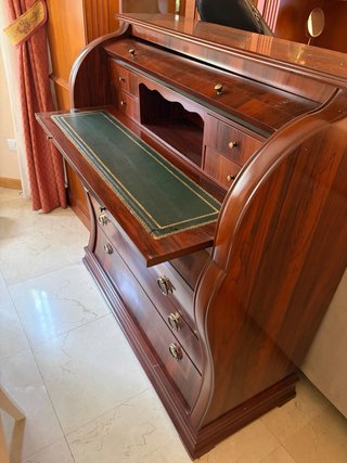 Escritorio clásico de madera