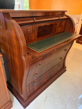 Escritorio clásico de madera