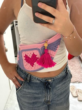 Bolso riñonera crochet corazón rosa y azul