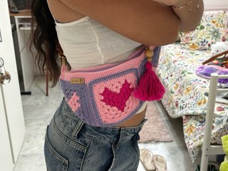 Bolso riñonera crochet corazón rosa y azul
