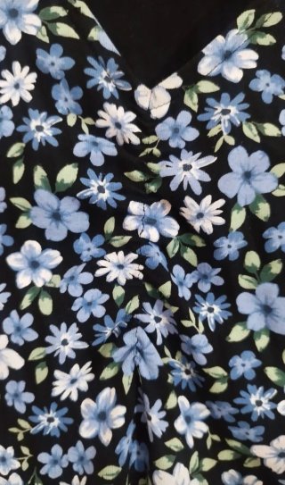 Vestido de verano con flores azules y blancas b