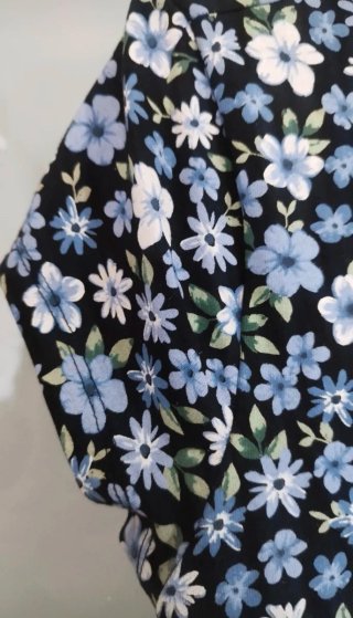 Vestido de verano con flores azules y blancas b