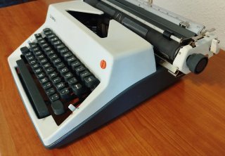 Máquina de escribir Olympia carro ancho con maleta