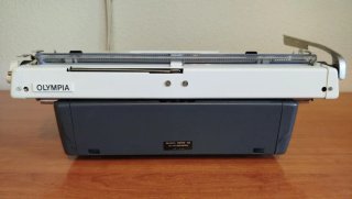 Máquina de escribir Olympia carro ancho con maleta
