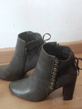Botines grises con cordones y cremallera