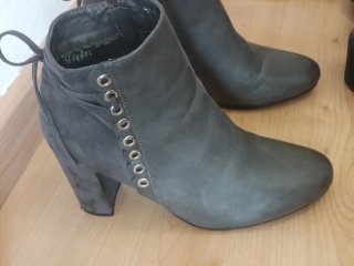 Botines grises con cordones y cremallera