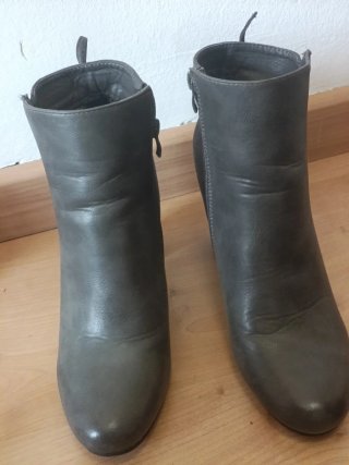 Botines grises con cordones y cremallera