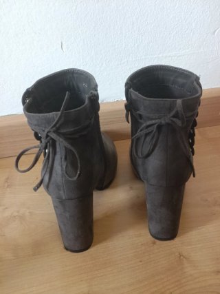 Botines grises con cordones y cremallera
