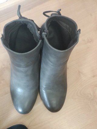 Botines grises con cordones y cremallera