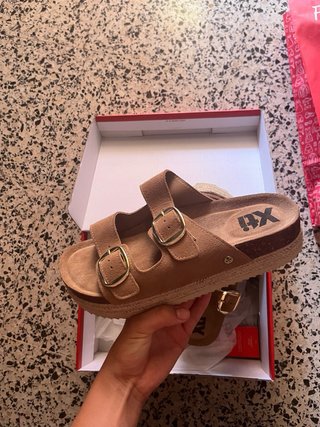 Sandalias Xti Marrones y Doradas