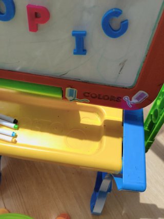 Pupitre infantil molto con pizarra magnética y let