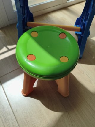Pupitre infantil molto con pizarra magnética y let