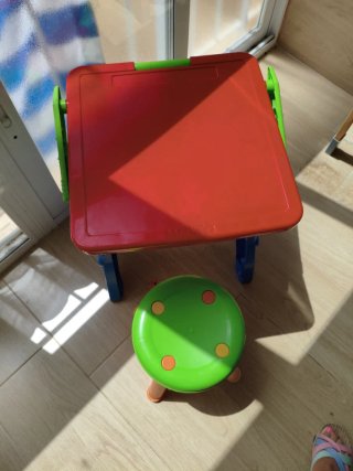 Pupitre infantil molto con pizarra magnética y let