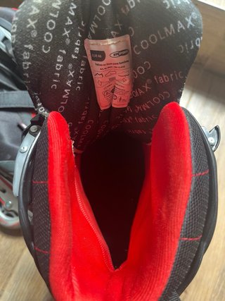 Patines en línea negros y rojos
