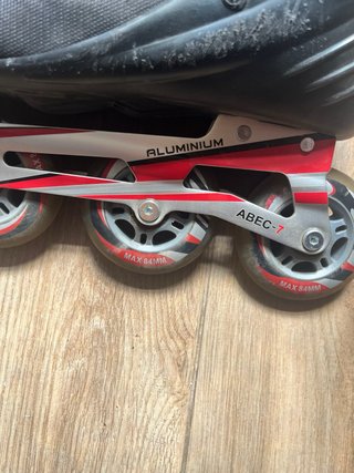 Patines en línea negros y rojos