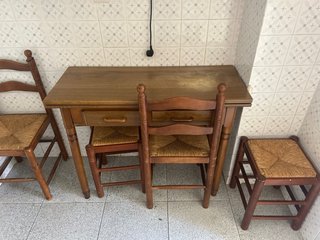 Mesa de madera con 4 sillas de enea