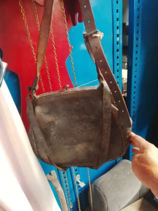 Bolso monedero antiguo cuero y metal