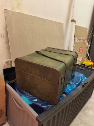 Maletín vintage verde con correas de cuero