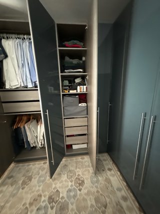 Armario vestidor moderno gris y plateado