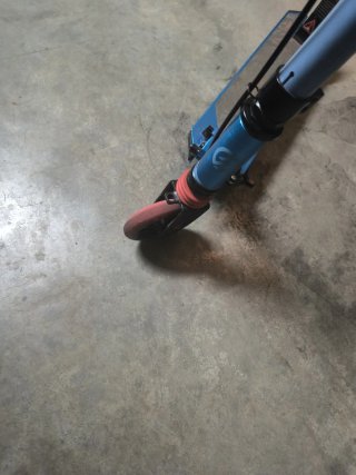 Patinete azul con ruedas rojas