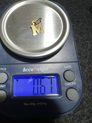 Colgante letra M oro 18k