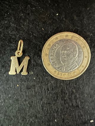 Colgante letra M oro 18k