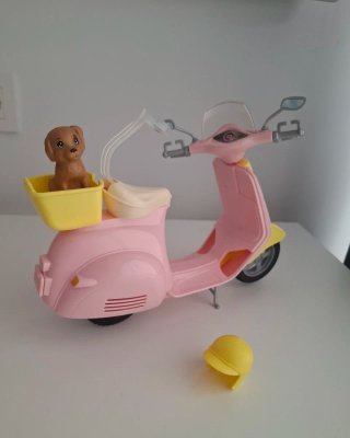 Moto Barbie rosa y amarilla con perrito