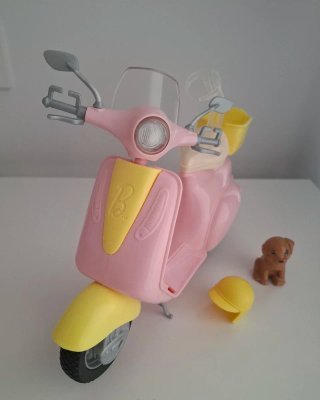 Moto Barbie rosa y amarilla con perrito