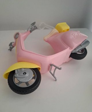Moto Barbie rosa y amarilla con perrito