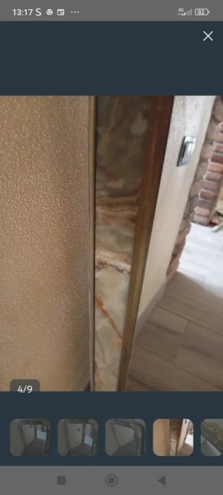 Specchio con cornice dorata e dettagli verdi
