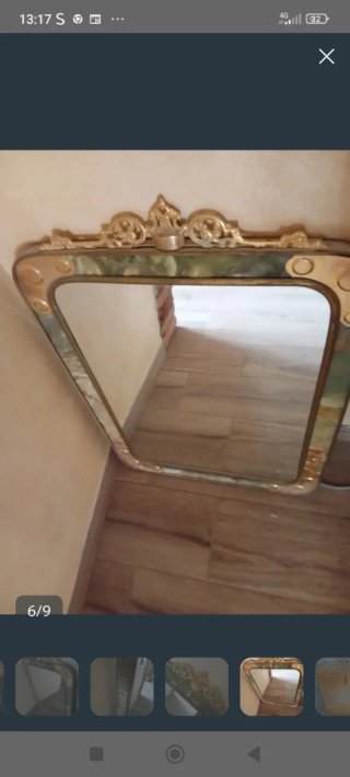 Specchio con cornice dorata e dettagli verdi