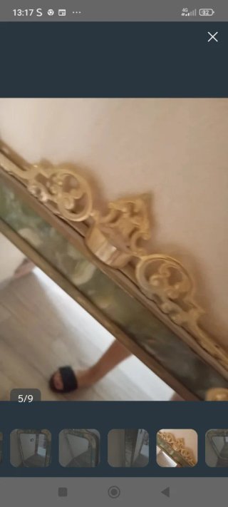 Specchio con cornice dorata e dettagli verdi