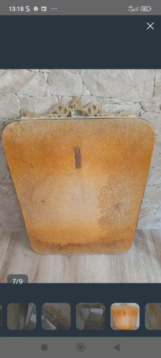Specchio con cornice dorata e dettagli verdi