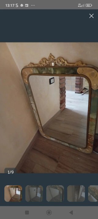 Specchio con cornice dorata e dettagli verdi