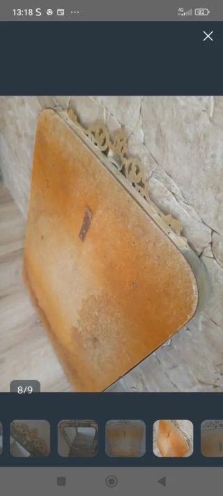 Specchio con cornice dorata e dettagli verdi