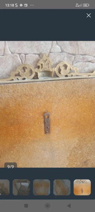 Specchio con cornice dorata e dettagli verdi