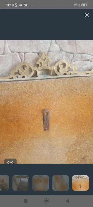 Specchio con cornice dorata e dettagli verdi