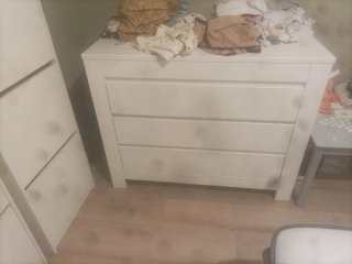 Cómoda blanca de madera