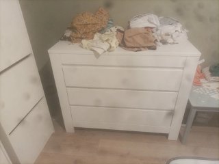 Cómoda blanca de madera