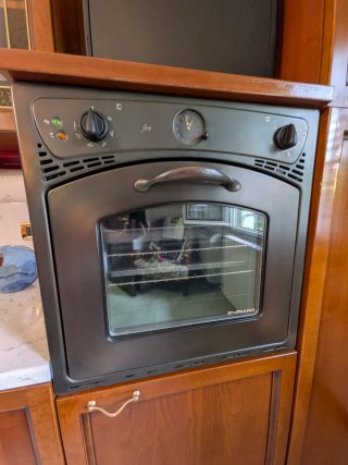 Cucina in legno con vetri