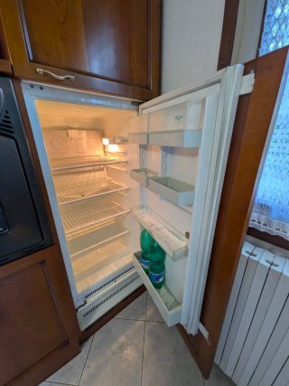 Cucina in legno con vetri