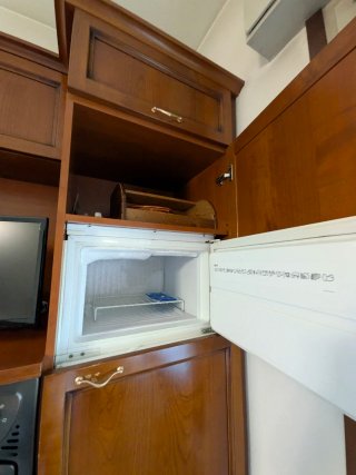 Cucina in legno con vetri