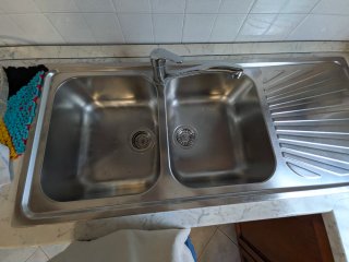 Cucina in legno con vetri