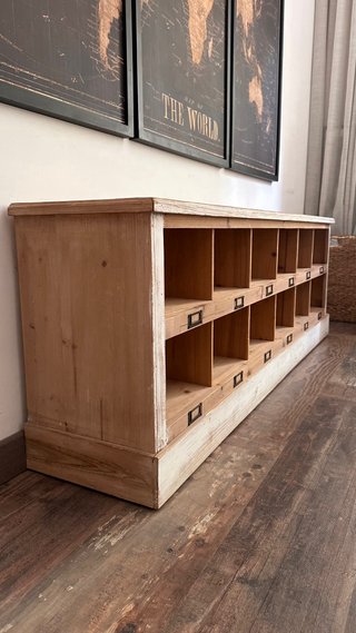 Mueble bajo de madera con compartimentos vintage